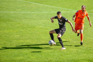 LUBIN, POLAND - 20 Eylül 2020: KGHM Zaglebie Lubin ile Cracovia 1: 1 arasındaki Polonya futbol ligi PKO Ekstraklasa maçı. Pelle van Amersfoort (L) ve Filip Starzynski (R)).