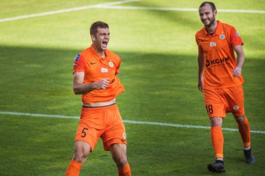 LUBIN, POLAND - 20 Eylül 2020: Polonya futbol ligi PKO Ekstraklasa KGHM Zaglebie Lubin ile Kracovia 1: 1 maçı. Joy Loreno Simiç (5) ve Filip Starzynski (18) gol attıktan sonra.