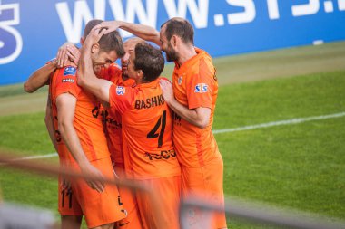 LUBIN, POLAND - 20 Eylül 2020: Polonya futbol ligi PKO Ekstraklasa KGHM Zaglebie Lubin ile Kracovia 1: 1 maçı. Joy Loreno Simiç ve Zaglebie takımı gol attıktan sonra.