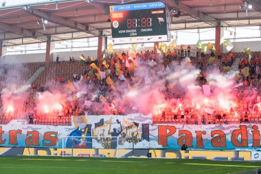 LUBIN, POLAND - 20 Eylül 2020: KGHM Zaglebie Lubin ile Cracovia 1: 1 arasındaki Polonya futbol ligi PKO Ekstraklasa maçı. Zaglebie yangınını destekleyenler.