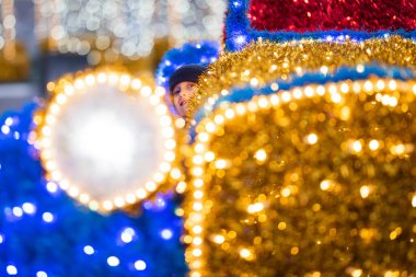 Arabada Noel süslemesi olan genç bir çocuk var.