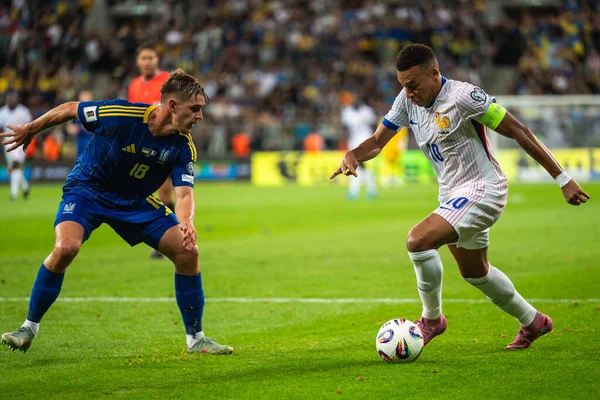 WROCLAW; POLAND - SEPTEMBER 5; 2025: Ukrayna-Fransa maçı 0: 2. Eylemde Yarmolyuk (L) Mbappe Kylian (R))