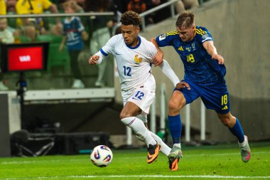 WROCLAW; POLAND - 5 Eylül 2025: FIFA 2026 elemeleri. Futbol maçı Ukrayna Fransa 'ya karşı 0: 2. Doue Desire (L) Yarmolyuk (R)