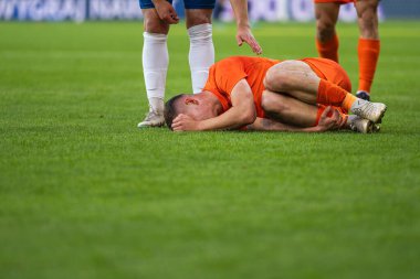 Yaralı futbolcu sahada yatıyor ve rakip faul için özür diliyor..