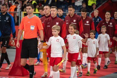 CHORZOW; POLAND - 7 Eylül 2025: FIFA 2026 elemeleri. Futbol maçı Polonya 'ya karşı Finlandiya. Hakem kaptanı Robert Lewandowski ve Polonya takımı