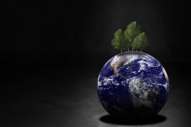 Ekoloji kavramı, yeşil enerji, toprak ve ağaç koyu arka plan, Nasa tarafından döşenmiş bu görüntü unsurları üzerinde