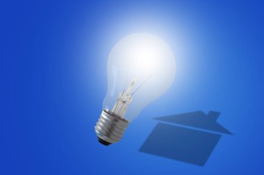 Enerji kavramı, ev gölge ve ışık ampul mavi arka plan, Doğa ve ekoloji