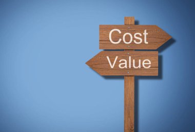 İş finansal maliyet ve değer kavramı, ahşap mavi arka plan üzerinde oturum açın