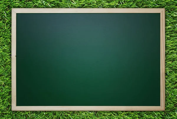 Schoolbord/schoolbord op groen gras achtergrond — Stockfoto