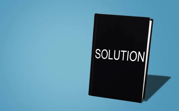 商业解决方案 解决问题 战略和规划概念 黑色的书在蓝色背景 — 图库照片