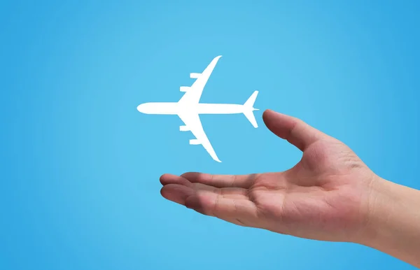 Ταξιδιωτική Ιδέα Αεροπλάνο Και Χέρι Μπλε Φόντο — Φωτογραφία Αρχείου