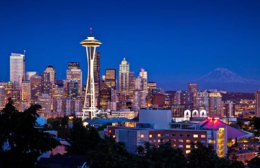 Gece Seattle manzarası Space Needle Kulesi ile yatay bir kadeh. Washington state, ABD