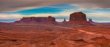 Anıt Vadisi üzerinde bulutlar, Navajo Toprakları, Utah