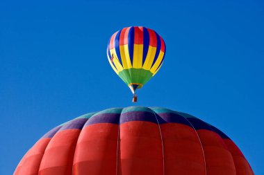Havada renkli sıcak hava balonları