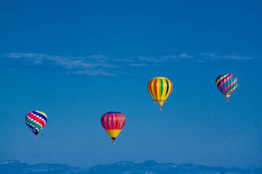 Havada renkli sıcak hava balonları