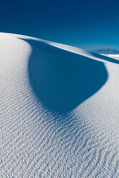 Крупним планом біла піщана дюна, що показує зернисту текстуру піску — стокове фото