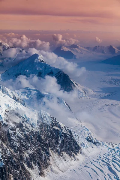 Högre än moln - areal vy över Mount Mckinley glaciärer, Alaska — Stockfoto