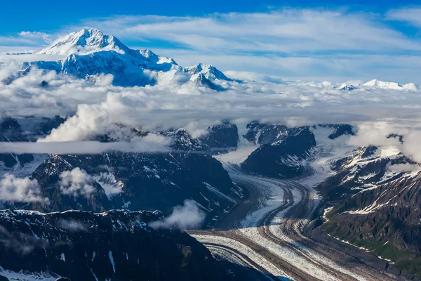 Υψηλότερα από τα σύννεφα - θέα στο όρος Mckinley παγετώνες, Αλάσκα — Φωτογραφία Αρχείου