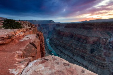 Colorado Nehri ile Büyük Kanyon 'un çiğ güzelliği