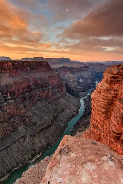Colorado rivier loopt door de diepte van Grand Canyon — Stockfoto