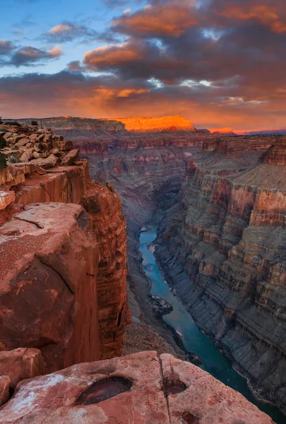 Colorado nehri Büyük Kanyon 'un derinliklerinden akıyor. — Stok fotoğraf