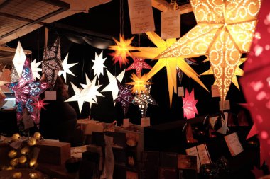 Güzel kağıt lambalar. Noel süsleri.