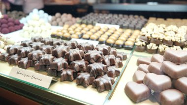 Aachen 'daki Noel pazarında hediyelik eşya dükkanında çikolatalı şekerler.