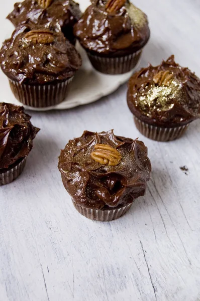 Altın ve cevizli fındıklı çikolata cupcakes