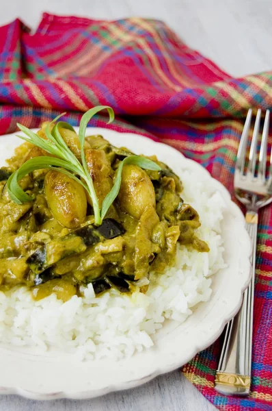 Patlıcan ve pirinç vejetaryen köri