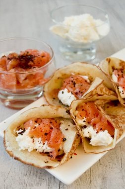 Pancakes füme somon ve Shrovetide Lor peynir ile