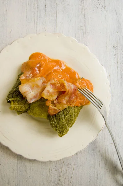 Lahana dolması domates-ekşi krema soslu domuz pastırması ile pirinç ve et ile alır. Dolma, Sarma. Geleneksel yemeği