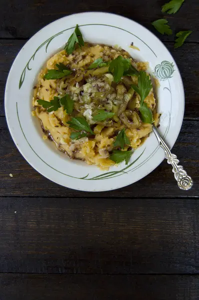 Lezzetli sarımsaklı bezelye püresi ve maydanozla süslenmiş zeytinyağı sosu. Hafif bir akşam yemeği için harika bir seçim. Keten tohumları