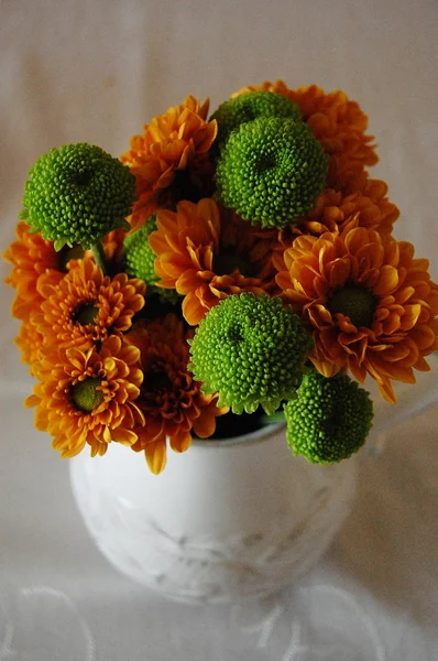 bir vazoda krizantem buket