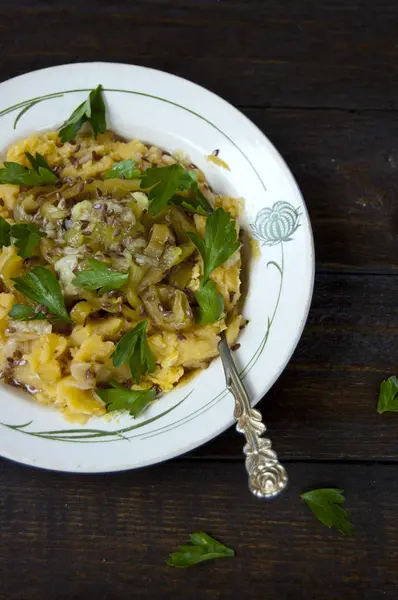 Bezelye püresi, kavrulmuş dolmalık biber, sarımsak sosu ve taze maydanoz. Hafif ve besleyici bir yemek. Keten tohumları