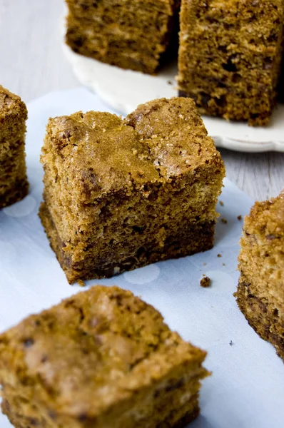 Beyaz bir tabakta servis edilen dilimlenmiş muzlu kek parçaları. Ev yapımı çay saati için mükemmel.