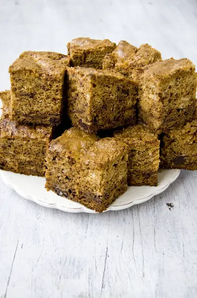 Yakından çekilmiş bir yığın muzlu kek parçası. Lezzetli ev yapımı hamur işi