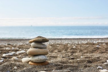 Taş yığını ile boş plaj