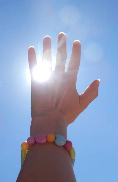 Farbdetailaufnahmen Von Mädchen Die Mit Der Hand Sonnenstrahlen Und Blauen — Stockfoto