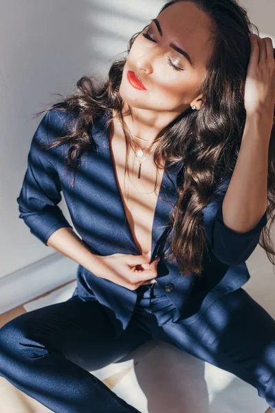 Portrait of beautiful woman with shadows on body — Stock Photo, Image