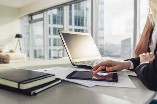 Vista de primer plano del escritorio de la oficina: ordenador portátil, cuadernos, papeles, tableta de ordenador en el ático moderno —  Fotos de Stock