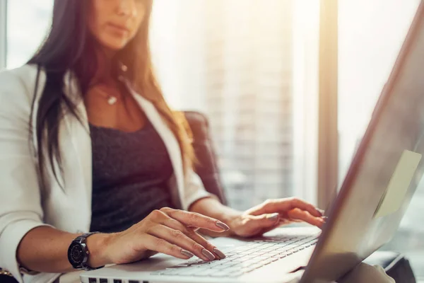 Immagine ravvicinata di mani femminili su computer portatile in ufficio moderno — Foto Stock