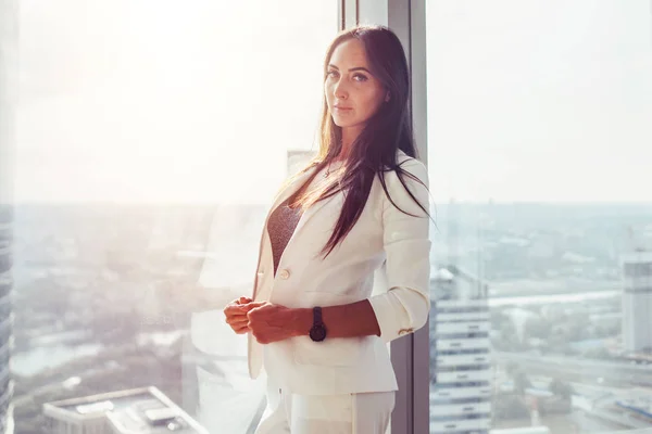 Portrait de femme debout près de la fenêtre dans le bureau regardant la caméra — Photo