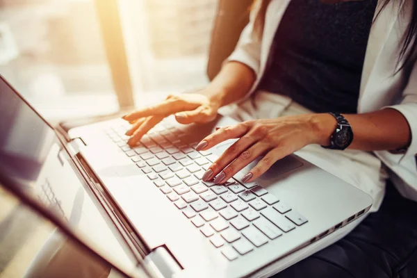 Image en gros plan des mains féminines sur le clavier. Femme travaillant sur ordinateur portable — Photo