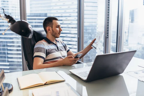 Journée de travail de l'analyste financier dactylographier sur ordinateur analyser travailler avec des statistiques assis sur le lieu de travail contre fenêtre avec vue paysage urbain — Photo