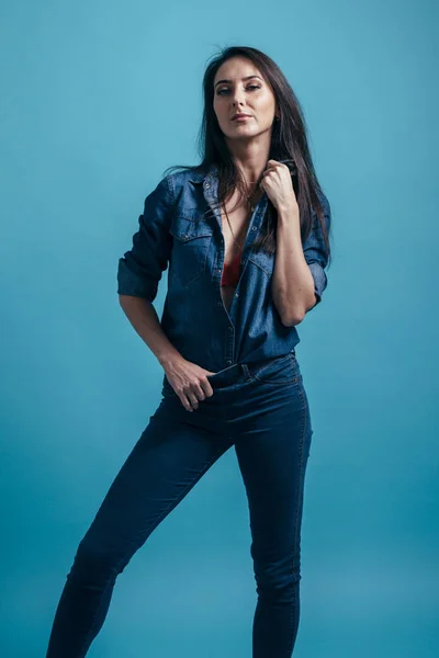 Portret van de jonge stijlvolle mode glamoureuze sexy brunette vrouw Jeans kleding. — Stockfoto