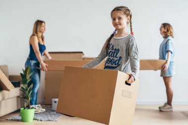 Kadın ve kızları yeni ev taşıma