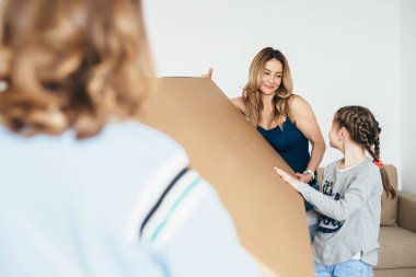 Aile yeni evinde karton kutuları açıyor