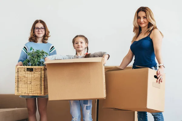 Οικογένεια με κουτιά από χαρτόνι. Μετακόμιση στο νέο σπίτι — Φωτογραφία Αρχείου
