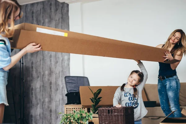 Aile yeni evinde karton kutuları açıyor