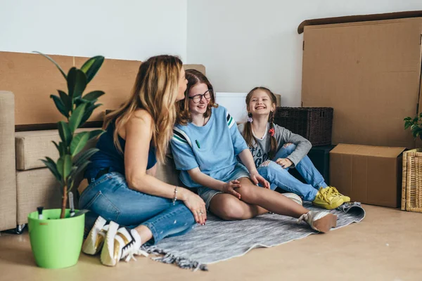 Taşınma günü, yeni evde ailesi ile karton kutular